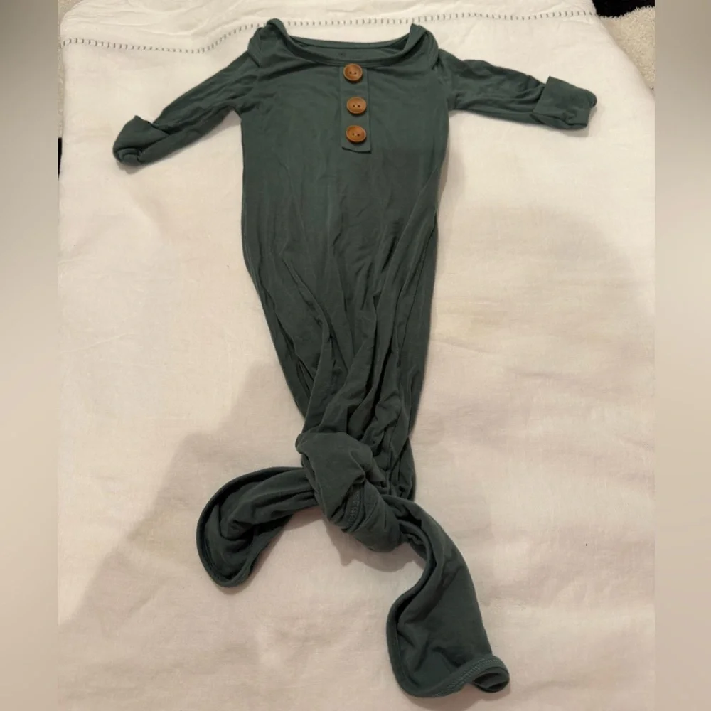 Caden lane knotted gown Emerald Bamboo 0-3 months Like New without Tags - Picture 3 of 5